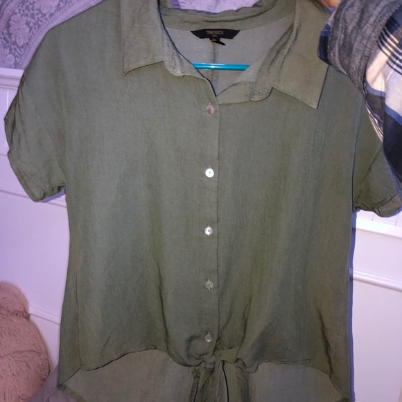 Green button down collard tee - Picture 2 of 4